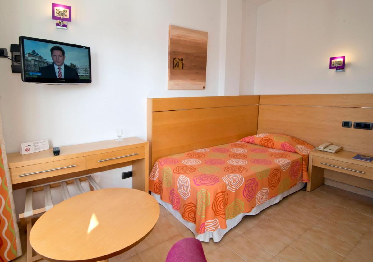 Una televisión o centro de entretenimiento en Hotel Capricho
