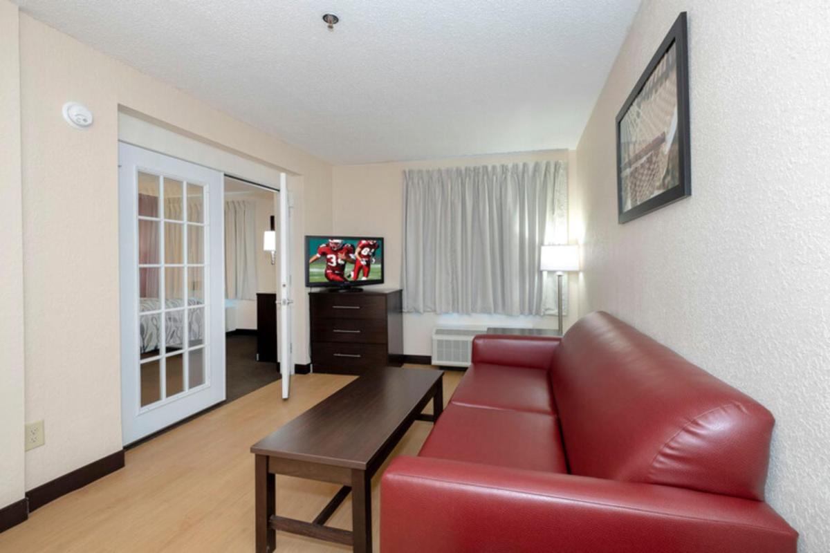 Red Roof Inn PLUS + Phoenix West - Housity