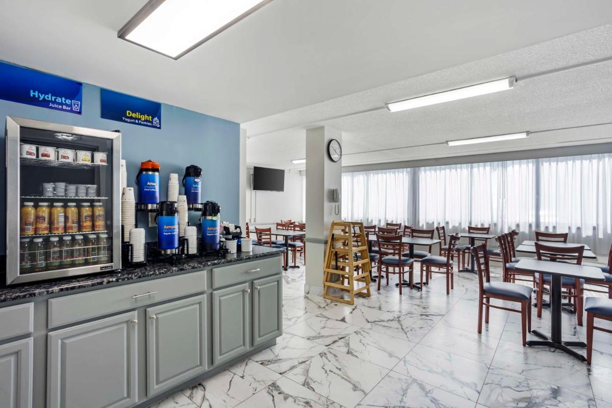 Days Hotel by Wyndham East Brunswick Conference Center - Housity