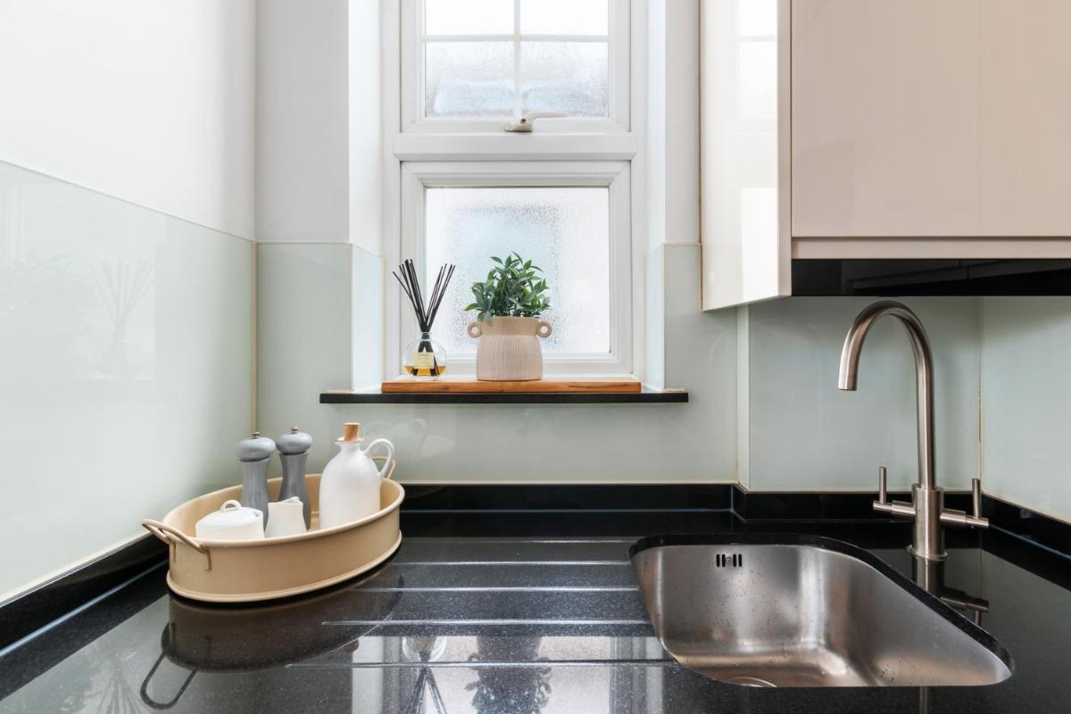 Weybridge - 2 Bed - parking - Housity