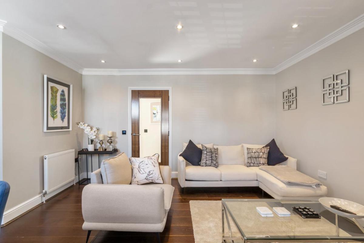 Weybridge - 2 Bed - parking - Housity