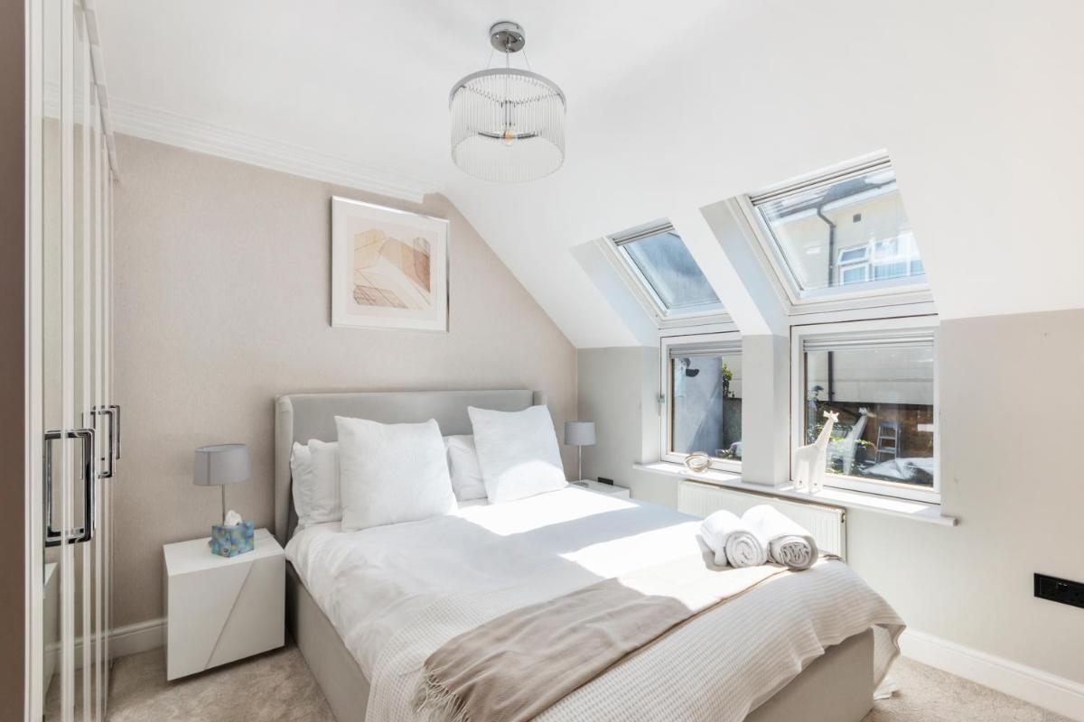 Weybridge - 2 Bed - parking - Housity