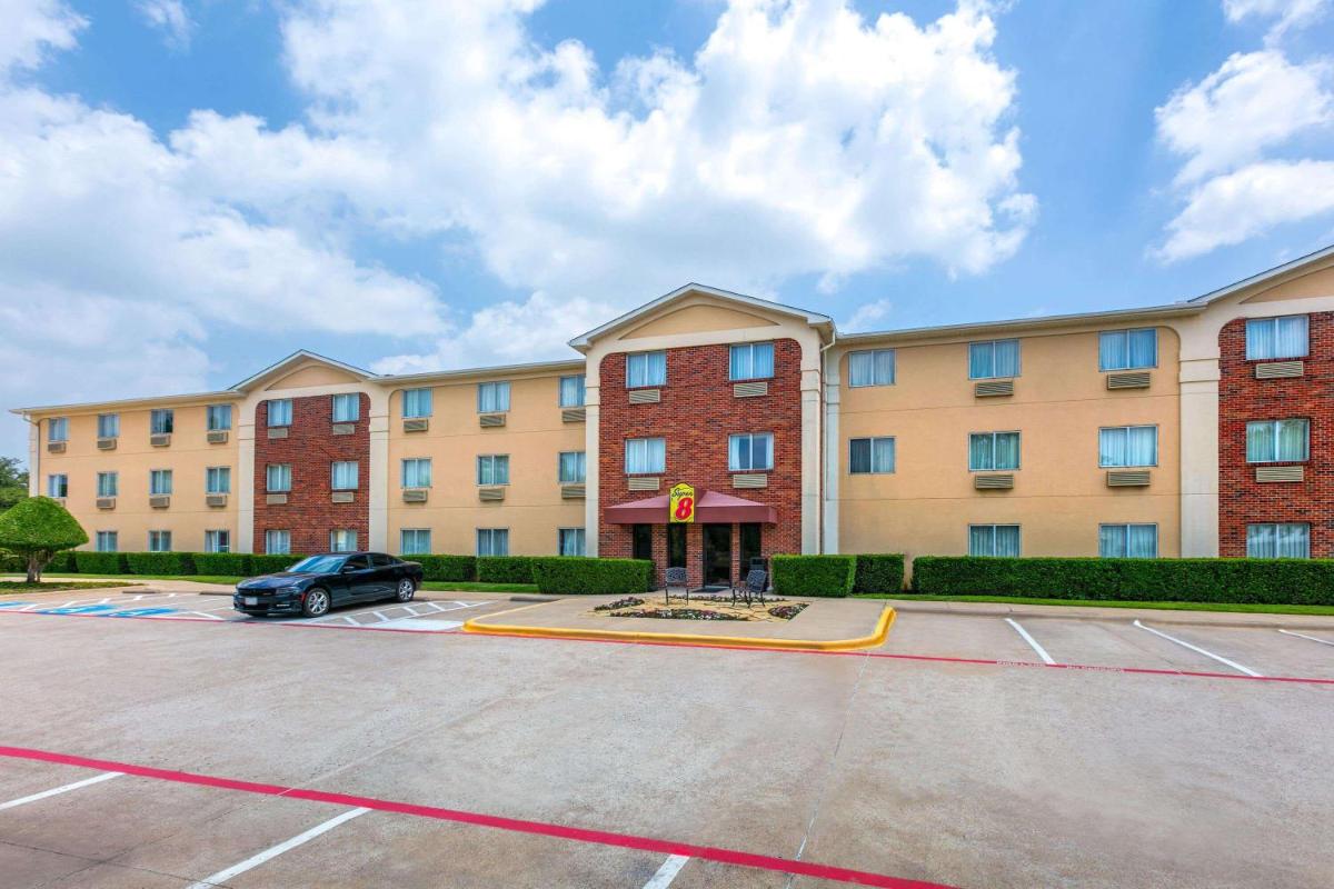 Super 8 by Wyndham Grapevine/DFW Airport Northwest - Housity