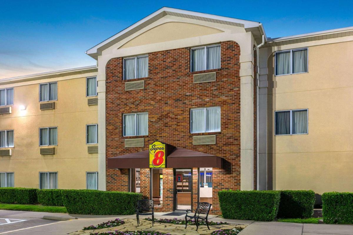 Super 8 by Wyndham Grapevine/DFW Airport Northwest - Housity