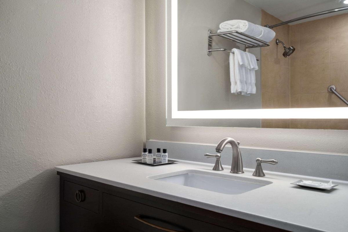 Wyndham Garden Inn Pittsburgh Airport - Housity