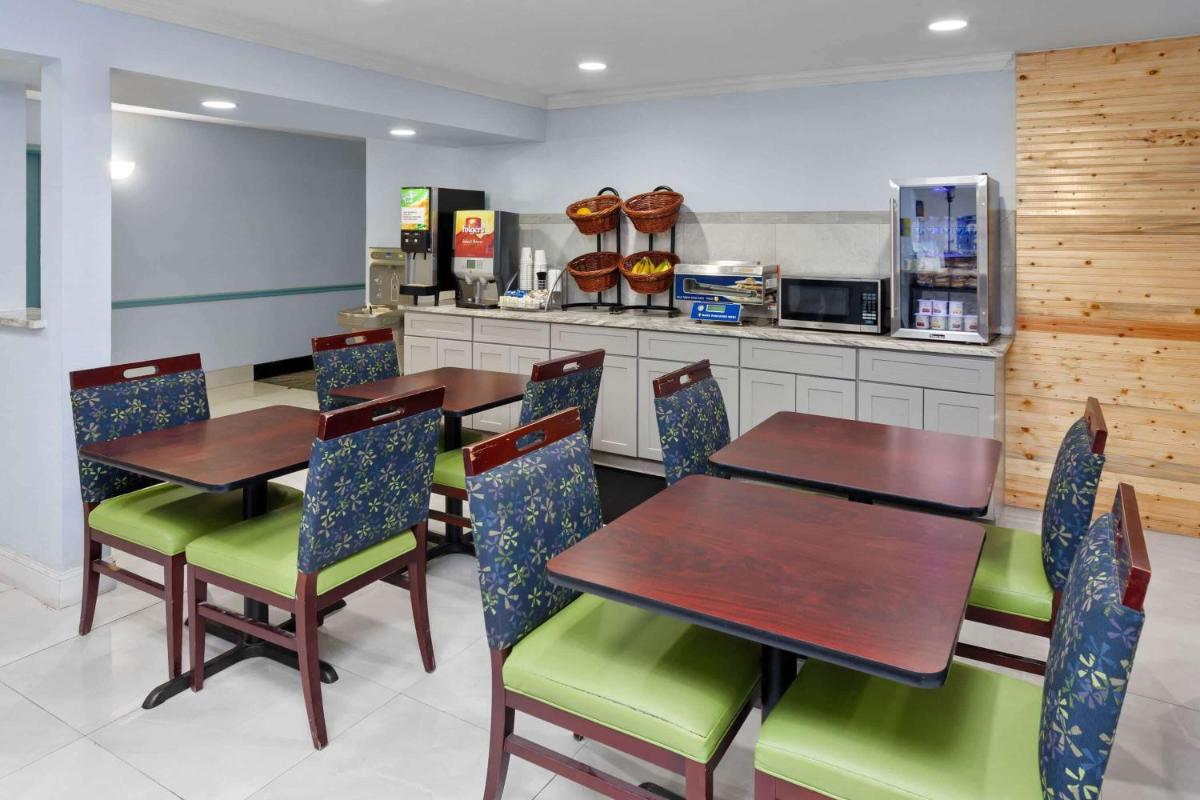 Days Inn & Suites by Wyndham Siler City - Housity