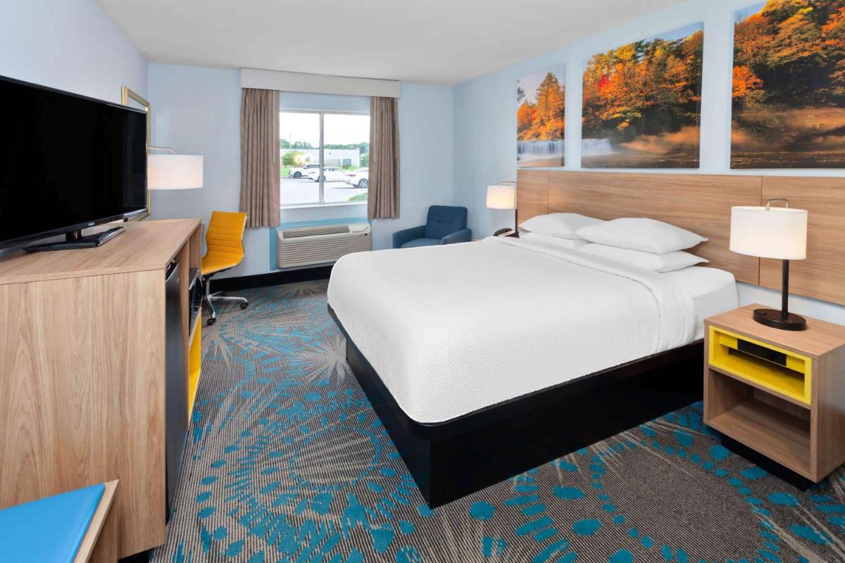 Days Inn & Suites by Wyndham Siler City - Housity