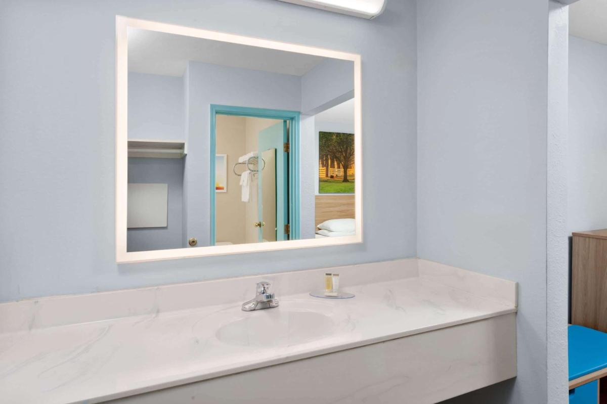 Days Inn & Suites by Wyndham Siler City - Housity
