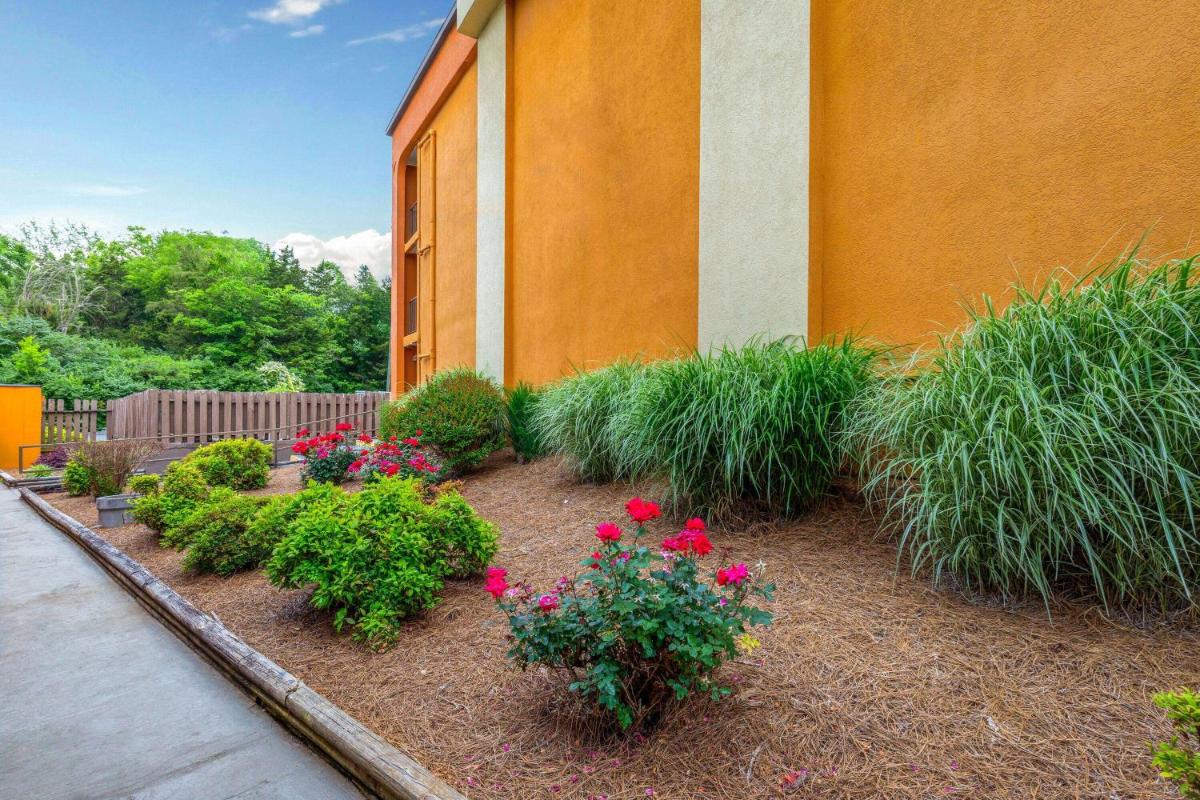 Days Inn by Wyndham Knoxville East - Housity