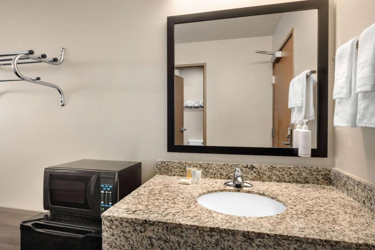 Travelodge by Wyndham Vaughn - Housity