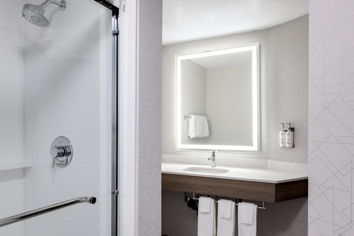 Holiday Inn Express Portland South - Lake Oswego by IHG - Housity