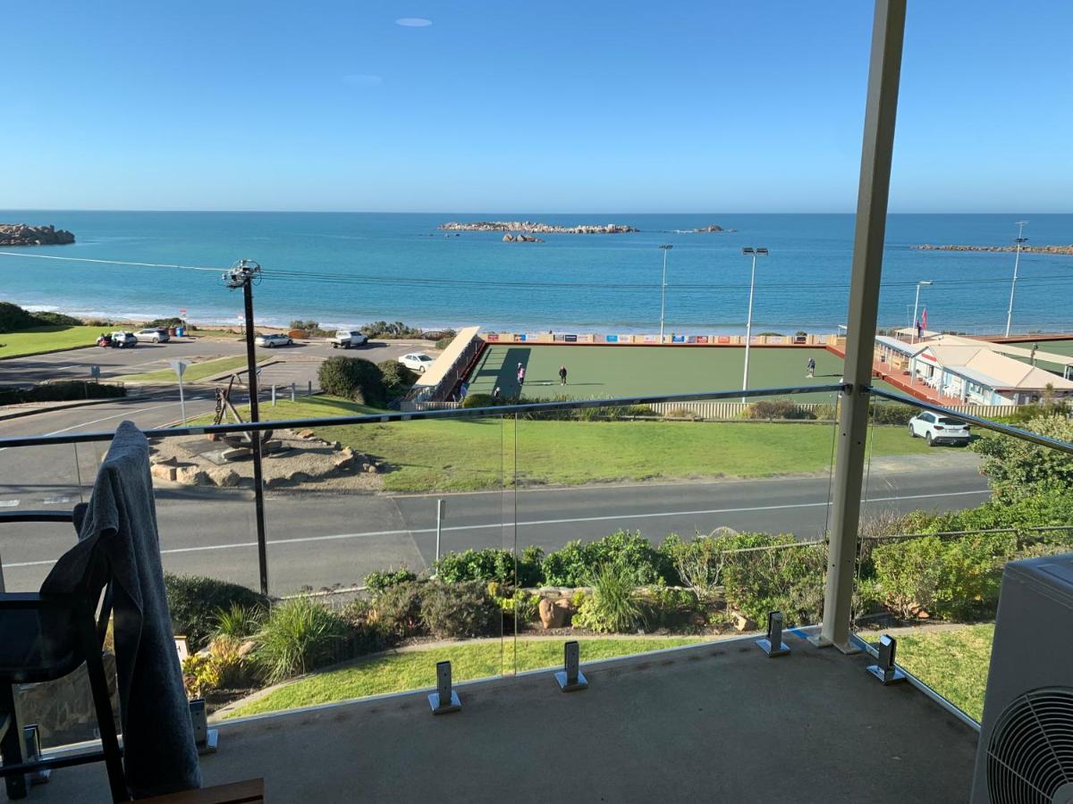 'The Dolphins 7' - Beachfront View To Remember - Housity