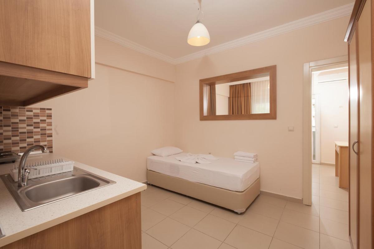 Catty Cats Garden Hotel - Housity