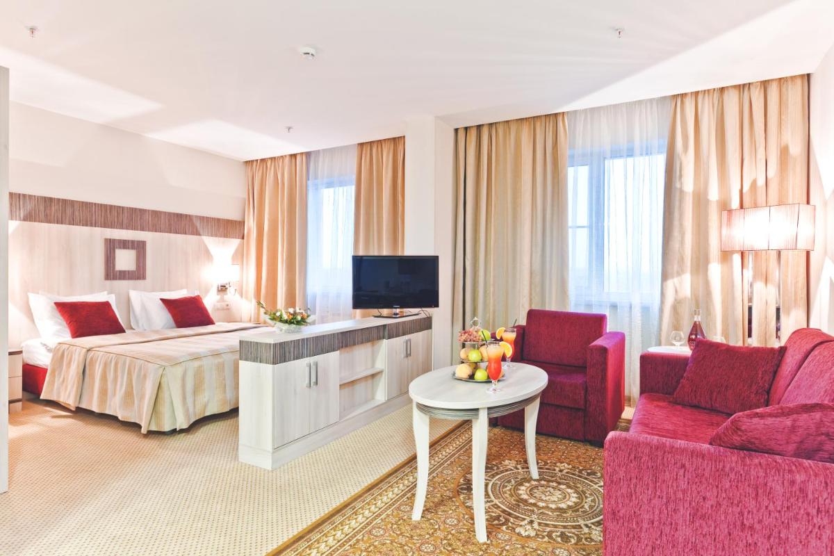 East Gate Hotel - Housity