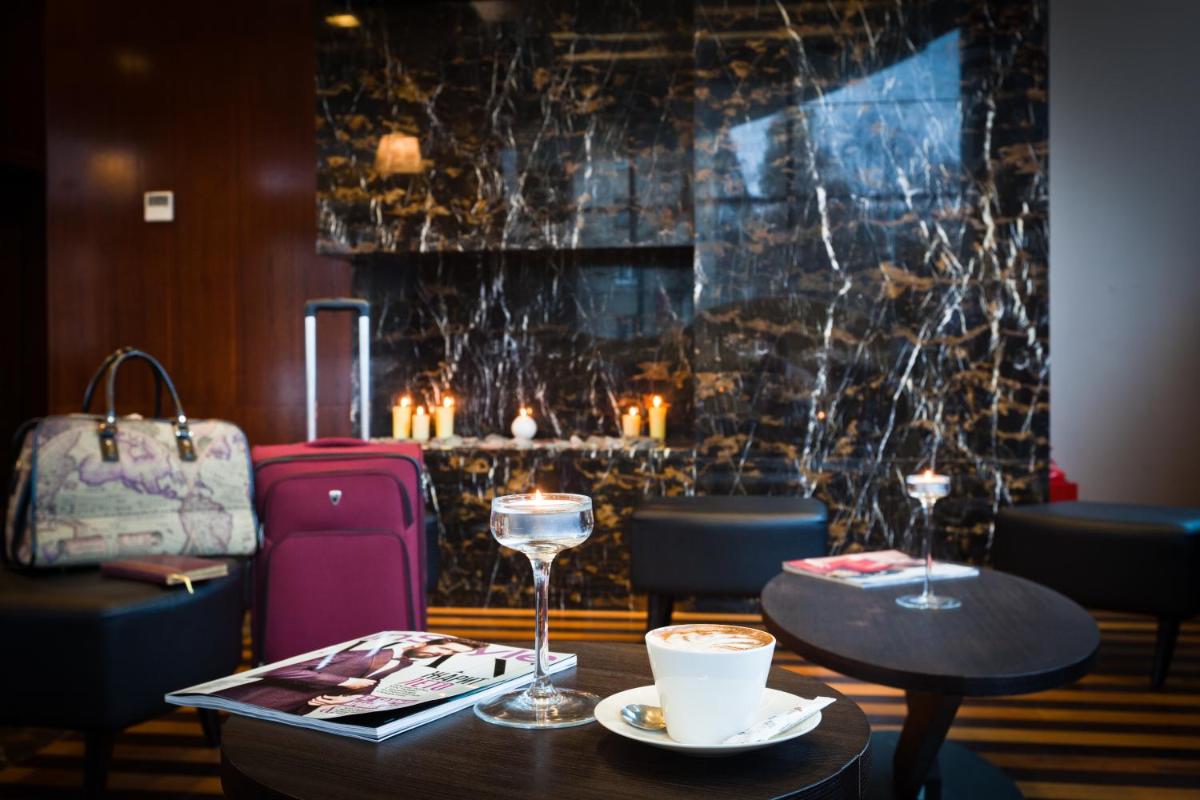 East Gate Hotel - Housity