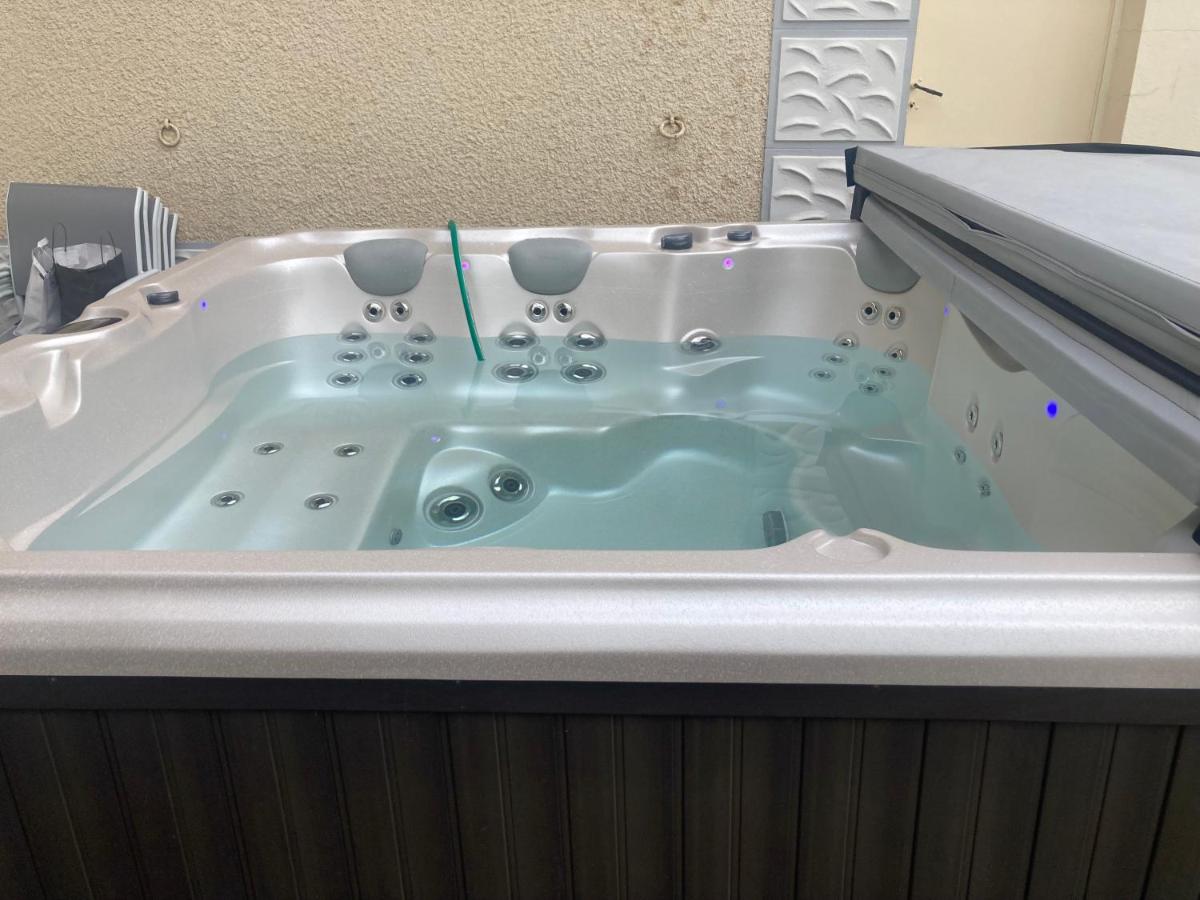 La Maison du soleil L Aulhere 3 étoiles ,Maison familiale 6-7 personnes, Jacuzzi , Massages bien-être en option - Housity
