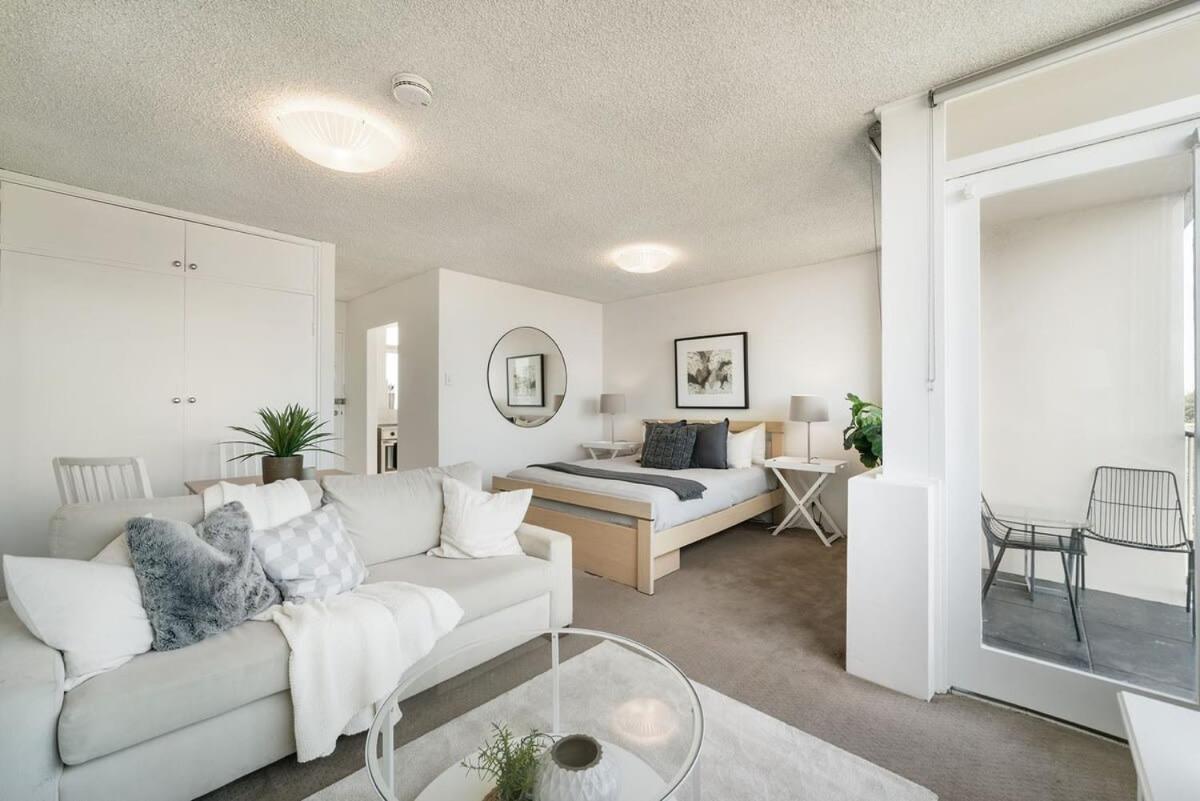 Bright and Sunny Studio Apartment - Housity