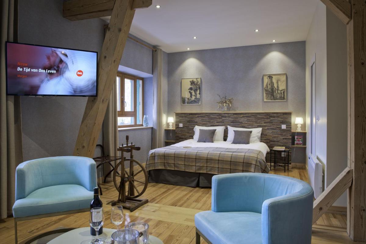 une chambre d'hôtel avec un lit et une télévision au mur dans l'établissement Sport'Hotel-Aparthotel de Milan, au Bourg-dʼOisans