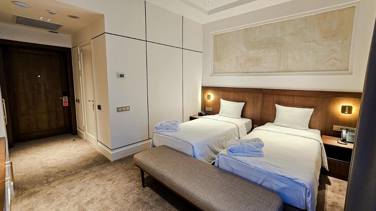Grand Tien Shan Hotel - Housity
