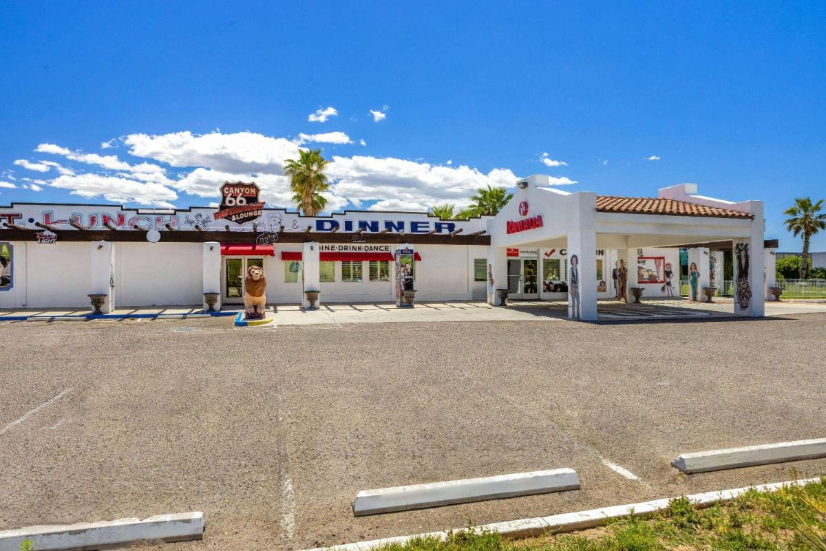 Ramada by Wyndham Kingman - Housity