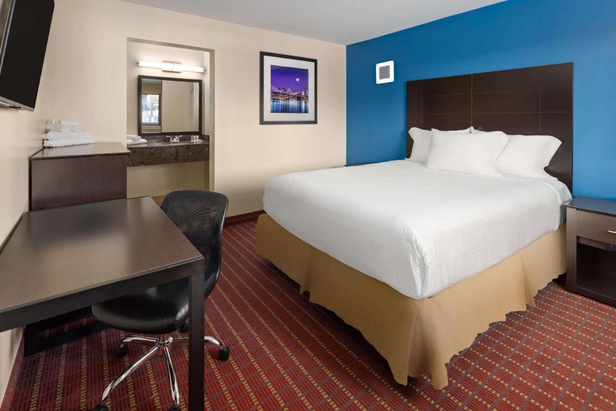 Travelodge by Wyndham Manhasset - Housity
