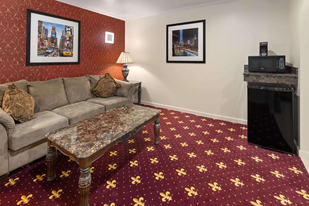 Travelodge by Wyndham Manhasset - Housity