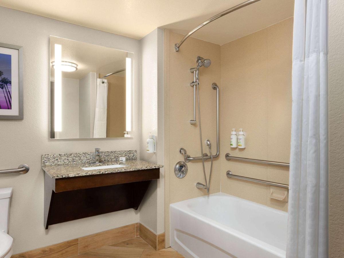 La Quinta by Wyndham Santa Clarita - Valencia - Housity