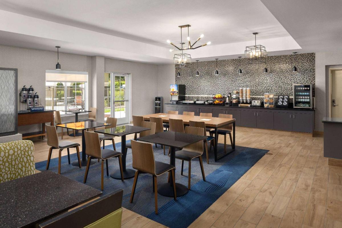 La Quinta by Wyndham Santa Clarita - Valencia - Housity