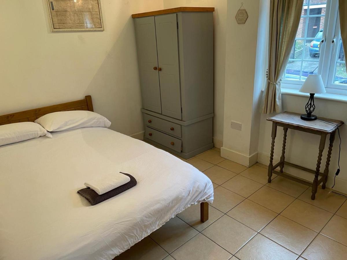 Private Bedrooms in Quaint Oxfordshire Village Cottage - Housity
