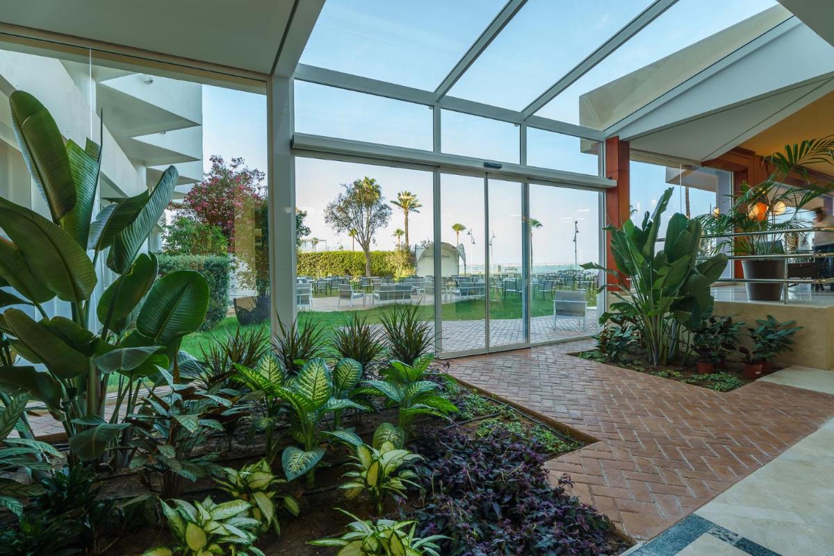 Jardín al aire libre en Hotel Puerto Bahía & Spa