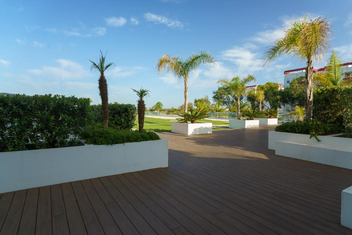 Jardín al aire libre en Hotel Puerto Bahía & Spa
