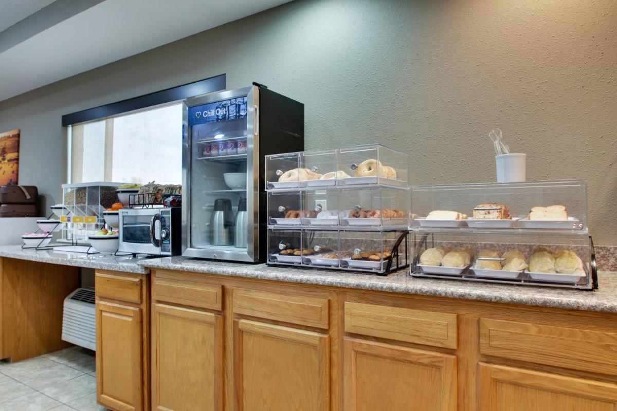 EverSpring Inn & Suites - Housity