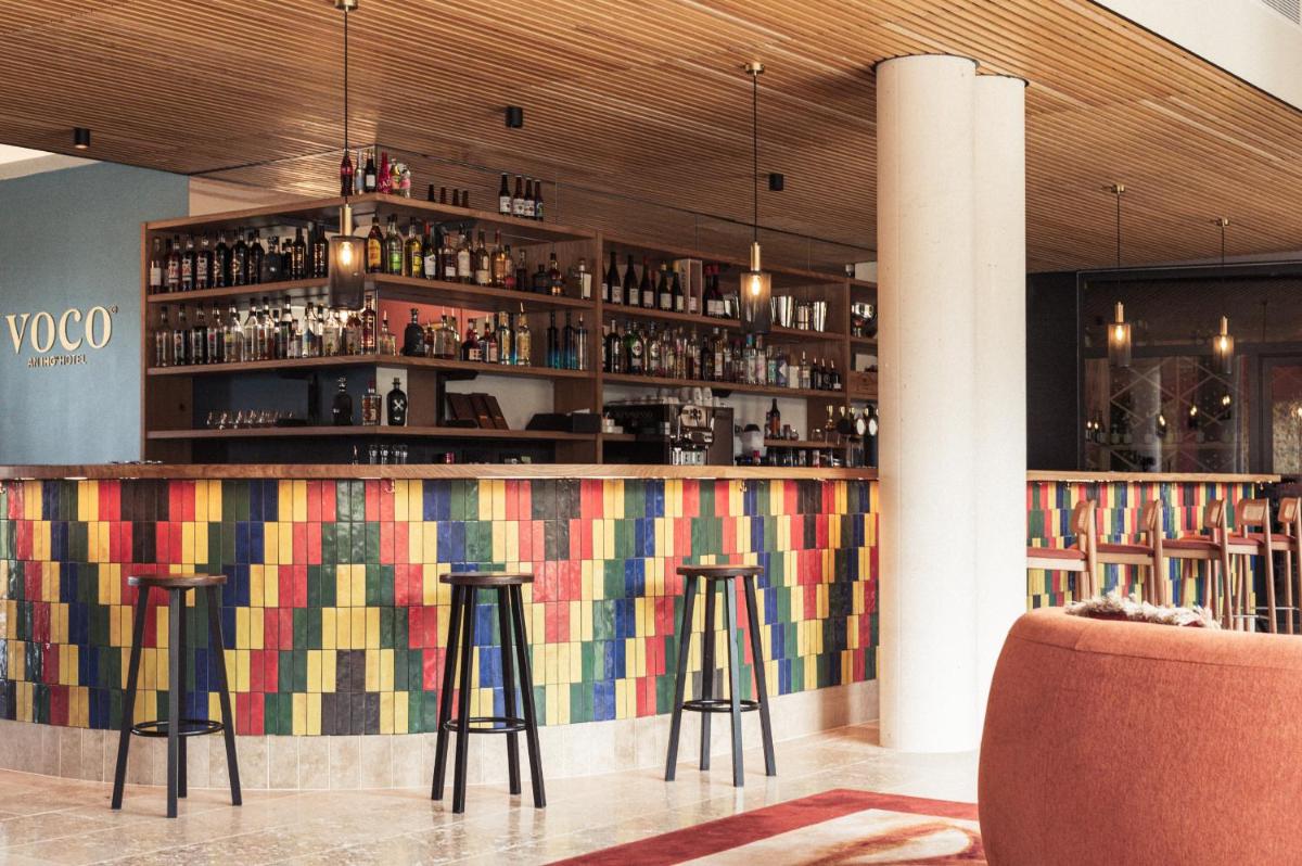 Salon ou bar de l'établissement voco Beaune , Cité des Vins by IHG
