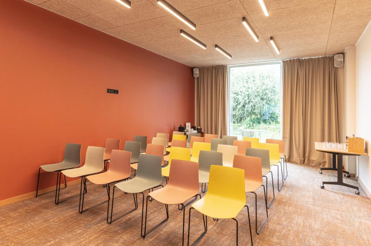 Coin salon dans l'établissement voco Beaune , Cité des Vins by IHG