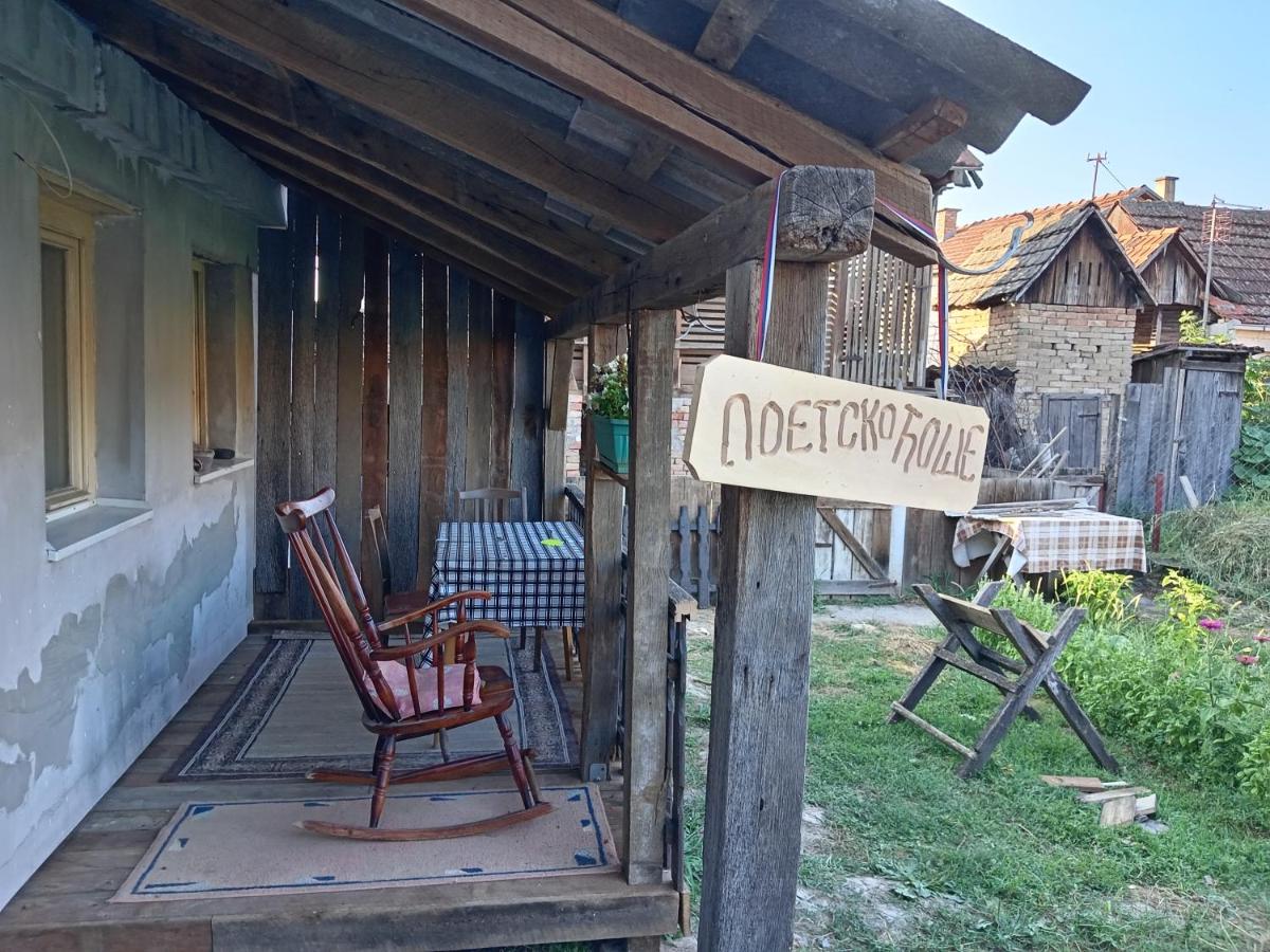 "Poetsko ćoše" Nikole Tesle 86 - Housity