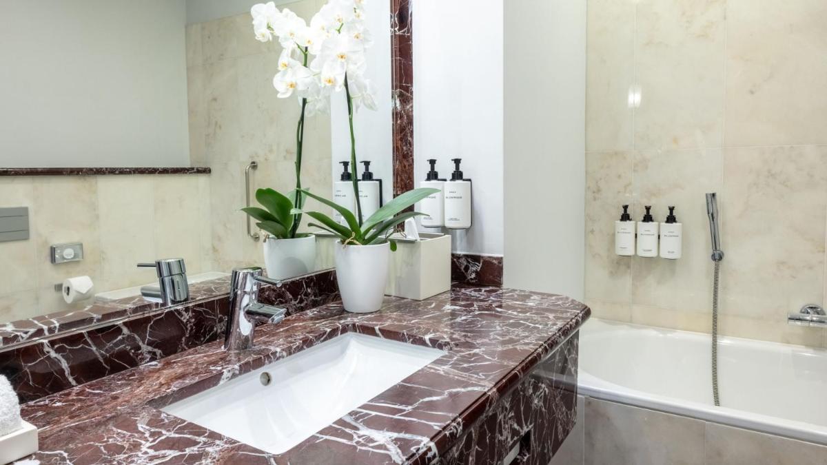 Uma casa de banho em InterContinental Porto - Palacio das Cardosas by IHG