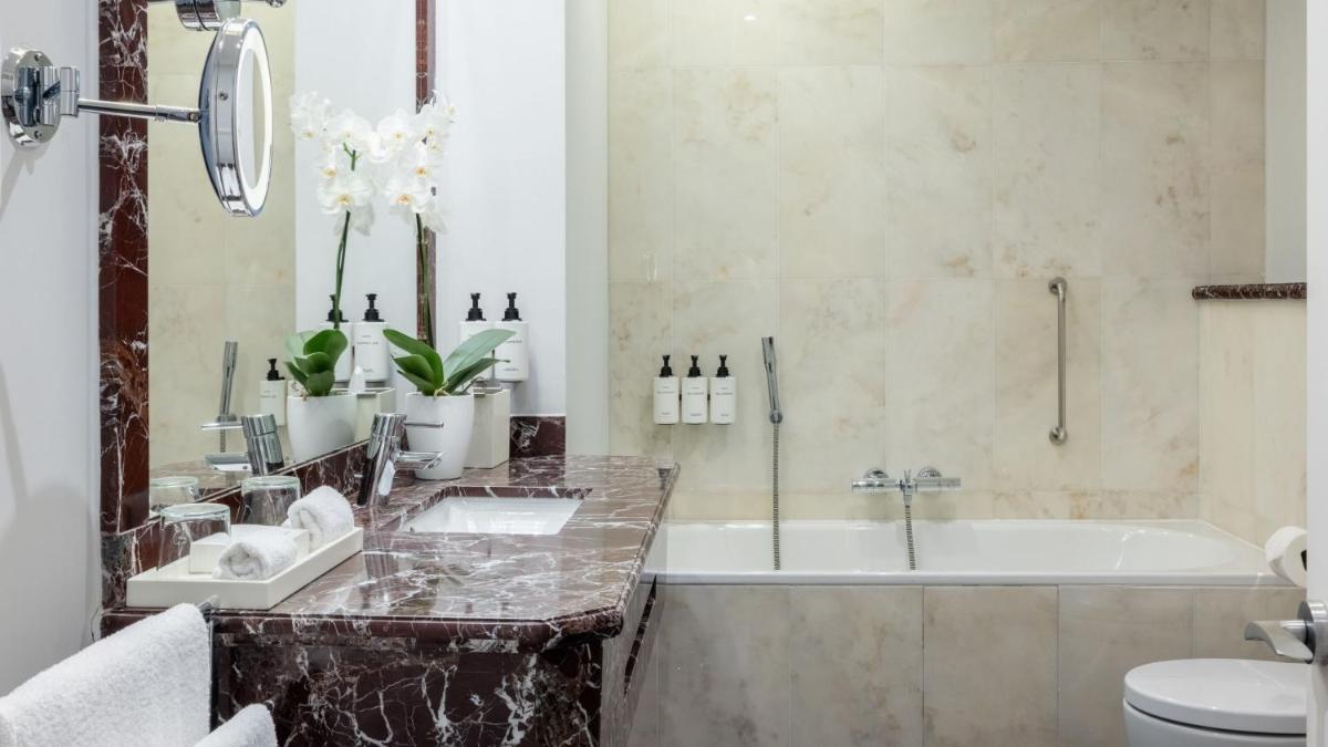 Uma casa de banho em InterContinental Porto - Palacio das Cardosas by IHG