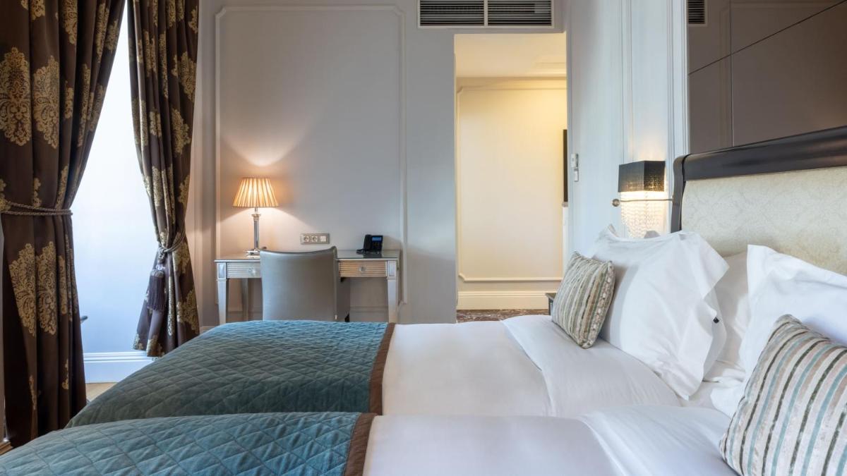 Uma cama ou camas num quarto em InterContinental Porto - Palacio das Cardosas by IHG