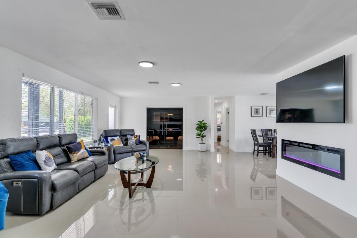 Luxury Escape- Pool, Hot Tub, Gym and More! villa - Housity