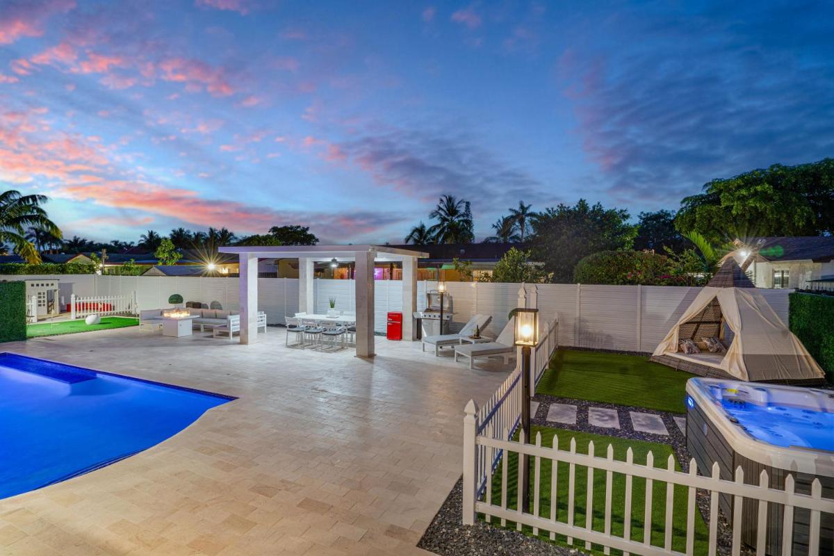 Luxury Escape- Pool, Hot Tub, Gym and More! villa - Housity