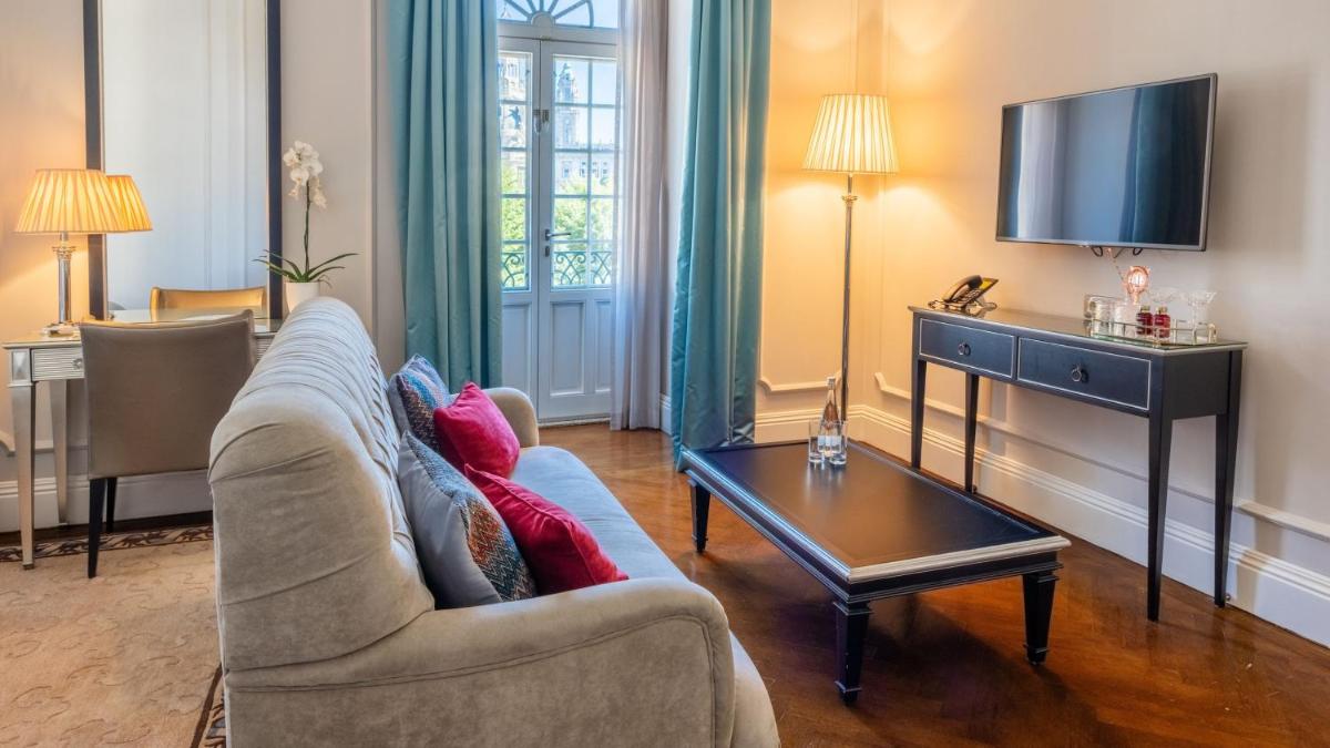 Uma televisão e/ou sistema de entretenimento em InterContinental Porto - Palacio das Cardosas by IHG