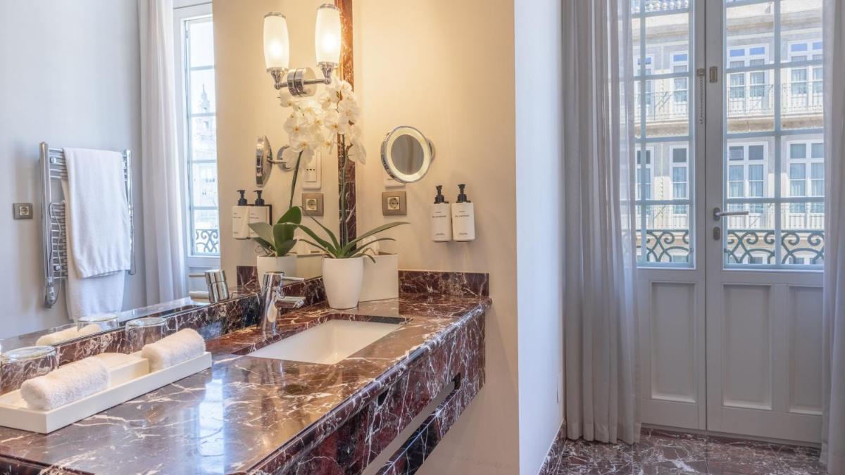 Uma casa de banho em InterContinental Porto - Palacio das Cardosas by IHG