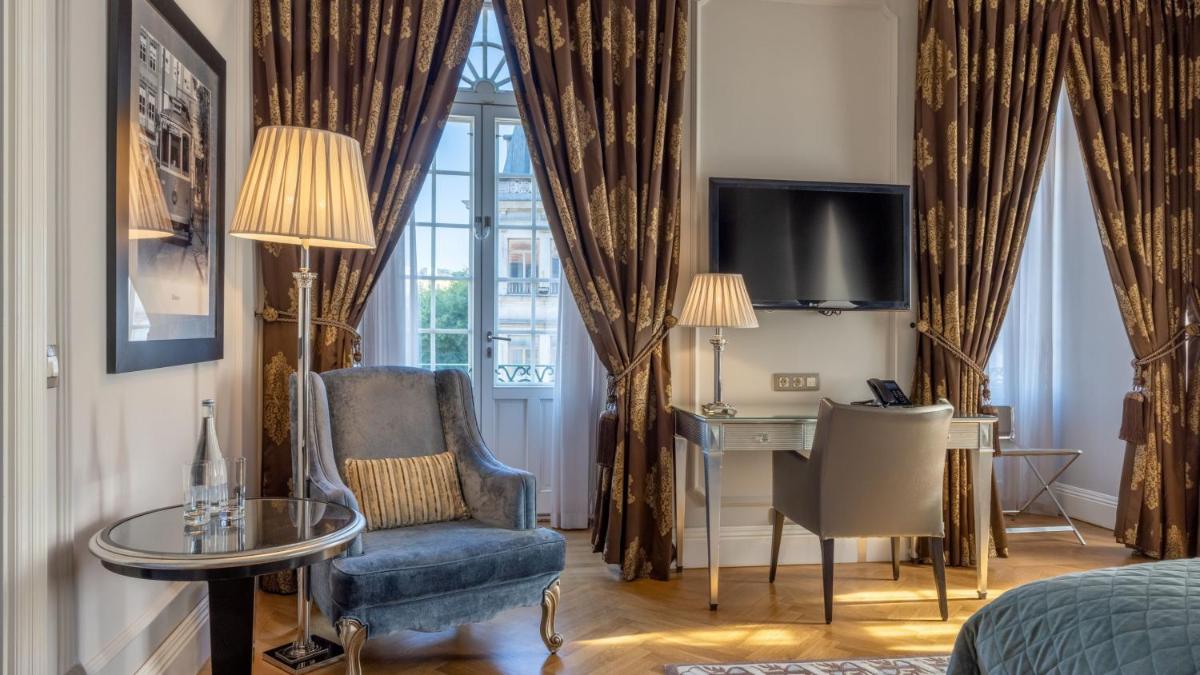 Uma televisão e/ou sistema de entretenimento em InterContinental Porto - Palacio das Cardosas by IHG