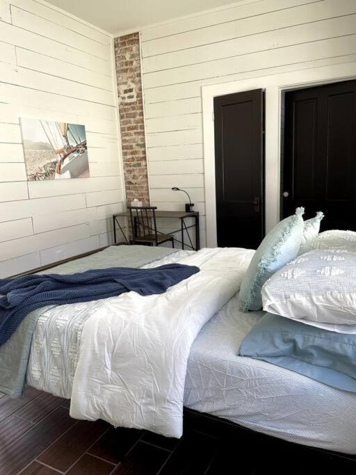 Cozy Vacation Home - 10 min Walk to Seawall! - Housity