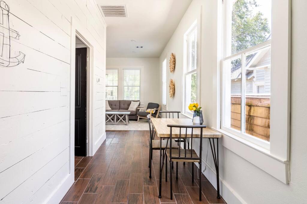 Cozy Vacation Home - 10 min Walk to Seawall! - Housity