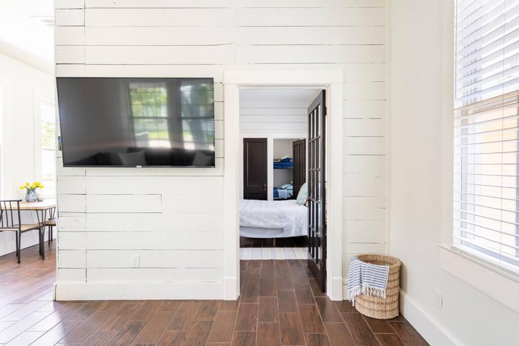 Cozy Vacation Home - 10 min Walk to Seawall! - Housity