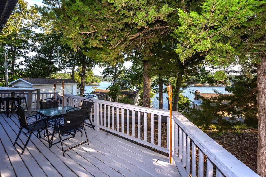 Funky Little Lakehouse - private dock and sunset view - Housity