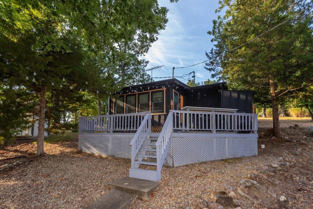 Funky Little Lakehouse - private dock and sunset view - Housity