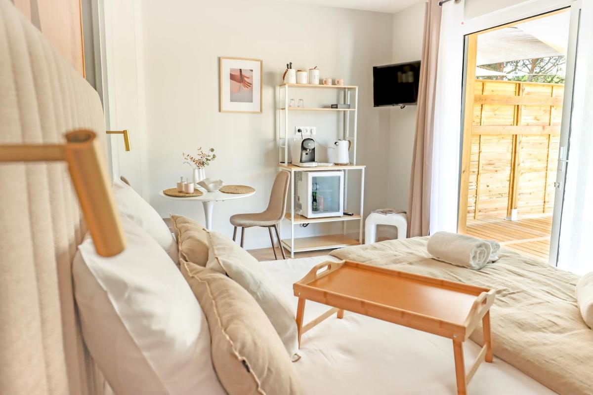Les Gîtes de Laure - L'Eden Romantique, B&B, Spa privatif et Petit Déjeuner, Couloir de nage, 10mn Carcassonne - Housity