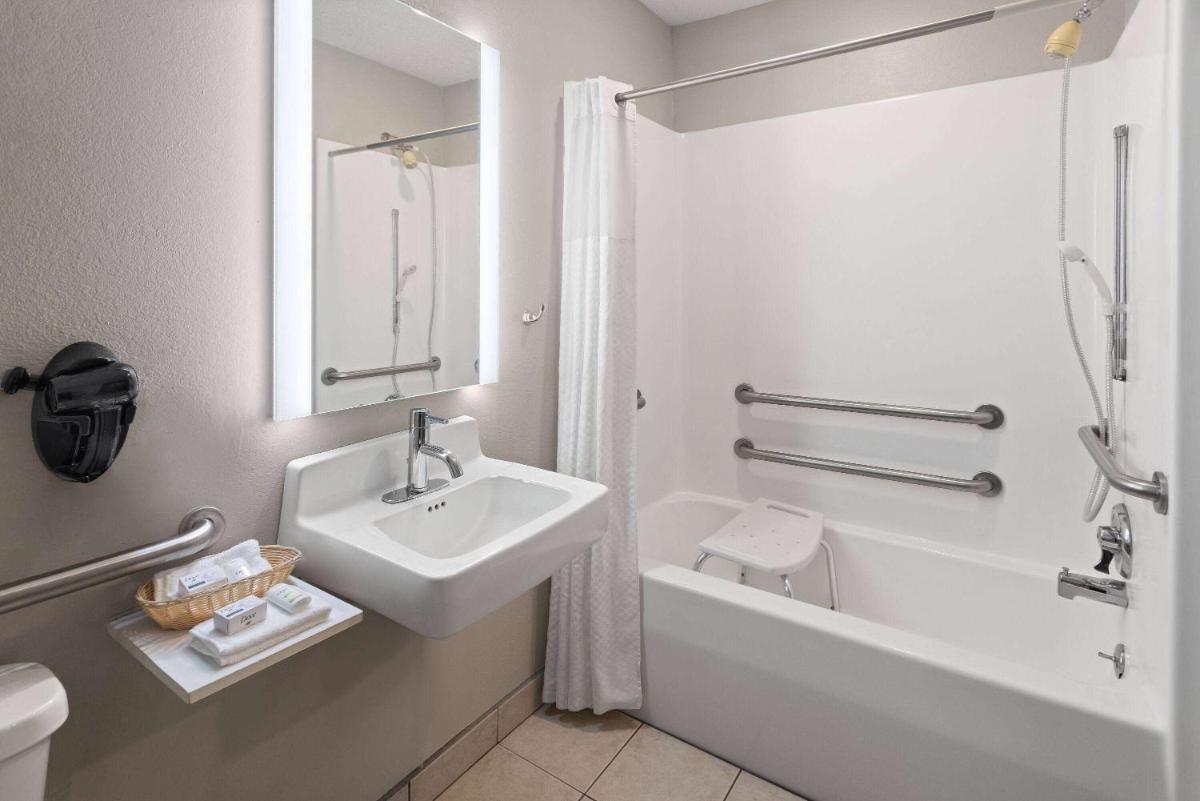 Baymont by Wyndham LaGrange - Housity